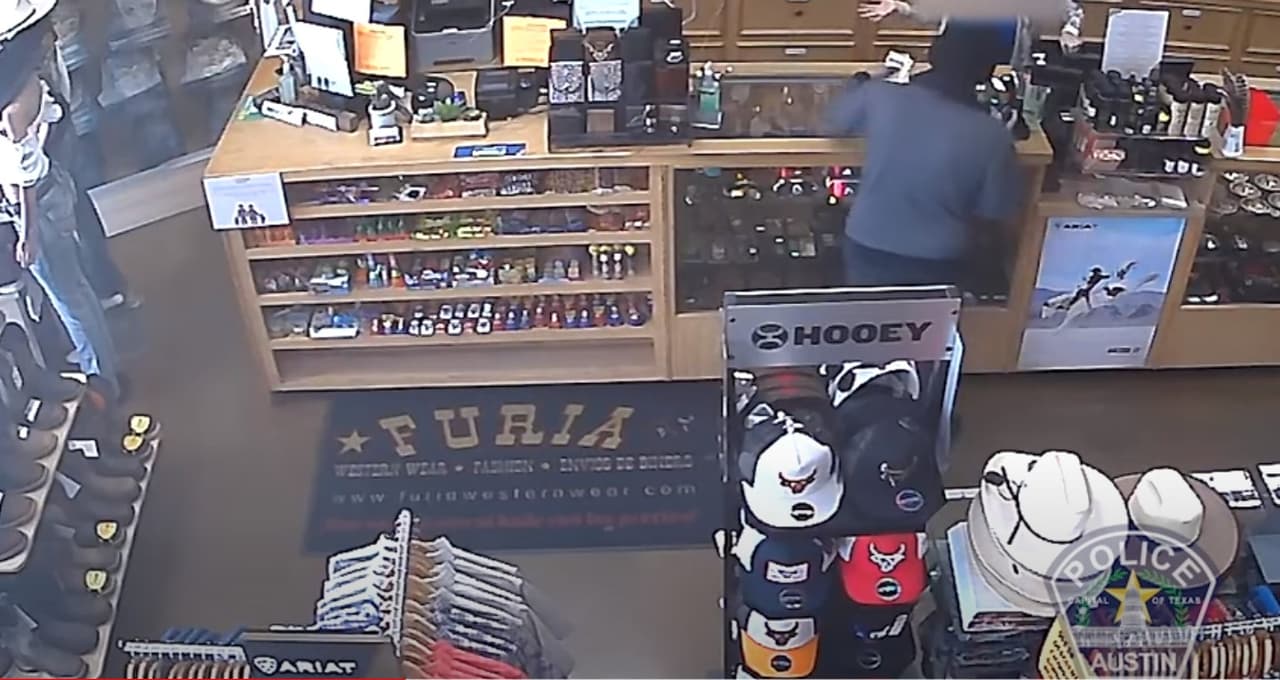 Entonces la empleada no se resistió y le entregó el dinero.