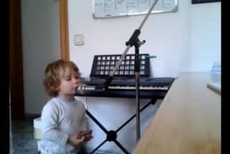 Niño de 2 años cantando blues con el alma