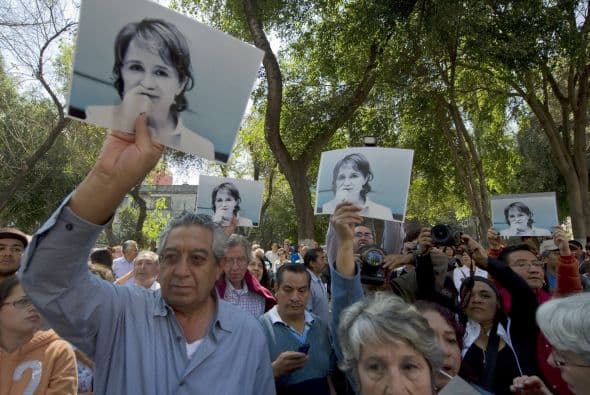 Los gritos de los que apoyan a la reportera se dejaban escuchar hasta el interior del recinto.