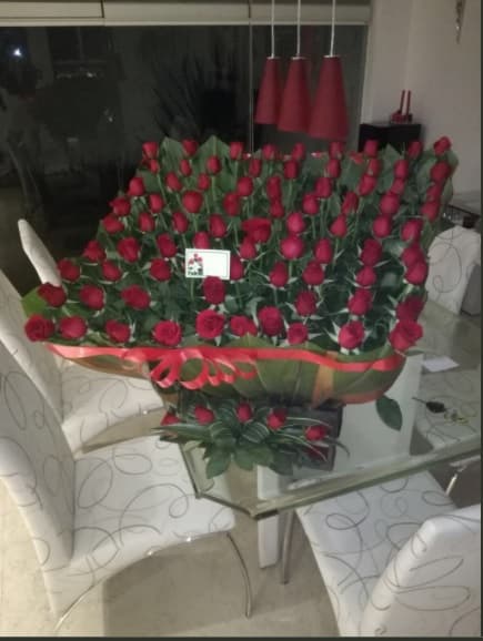 Los detalles de Alberto Gónzález sorprenden a 'Gomita' y aunque ambos viven en la Ciudad de México, debido a la carga de trabajo no se ven todos los días, pero siempre hay alguna forma de expresar su amor. Él le manda regalos a su prometida y ella los agradece haciéndolos públicos y posteando mensajes como en este caso: "Gracias príncipe, te amo".