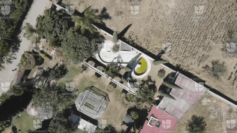 Hay una alberca similar en otra propiedad ligada a los jerarcas de La Luz del Mundo: una casa junto al lago de Chapala, en el municipio de Ajijic. Aunque la piscina lucía casi seca en abril de 2022.