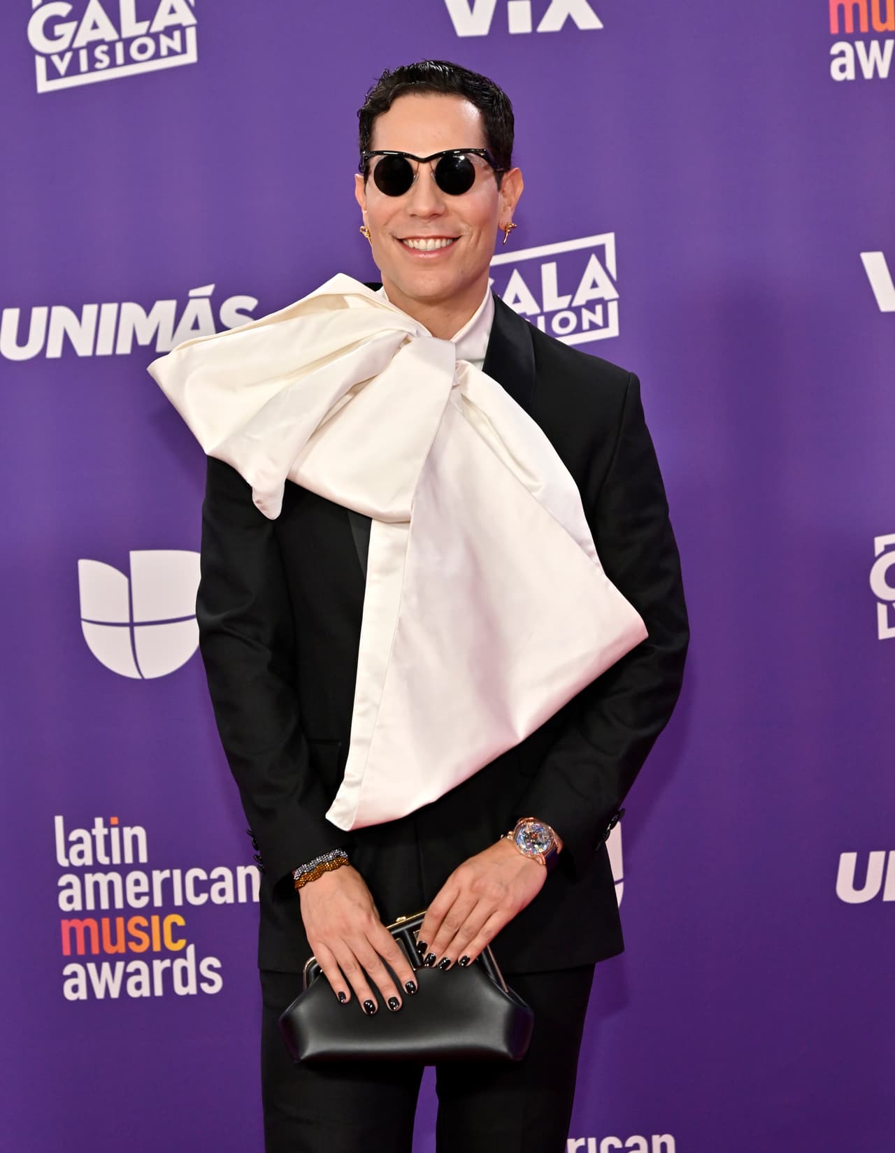 El toque aún más vanguardista de su estilo llegó gracias a sus accesorios: un par de gafas de sol, brazaletes, un reloj y un bolso.