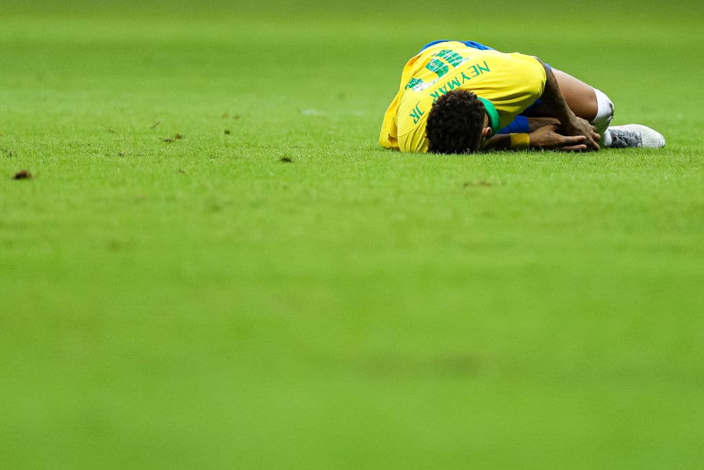 Neymar se marchó del estadio Mané Garrincha con muletas antes de que concluyera el cotejo, tras ser derribado de manera aparatosa. Iba acompañado por su padre homónimo y por el presidente de la Confederación Brasileña de Fútbol, Edu Gaspar, quien dijo que acudirían a un hospital, donde se realizarían más análisis.