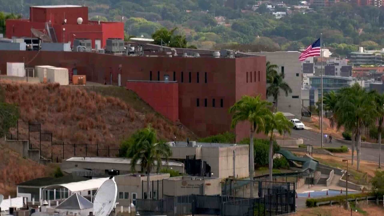 La bandera de EE. UU. vuelve a ondear en Caracas tras siete años de ruptura diplomática