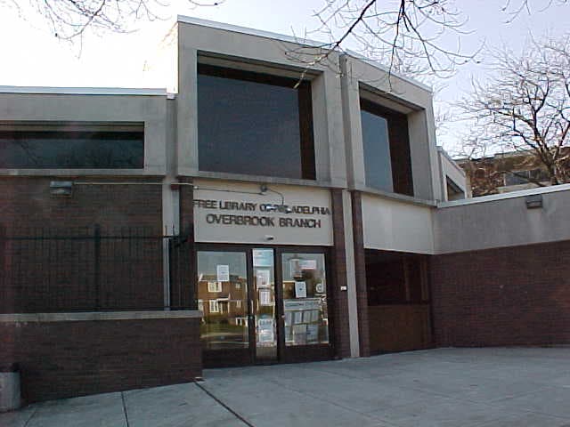 <b>Overbrook Park Library</b>
<br>7422 Haverford Avenue
<br>Philadelphia, PA 19151-2995
<br>215-685-0182
<br>
<br>Diseñado por el arquitecto Eugene Dichter, 
<a href="https://libwww.freelibrary.org/locations/overbrook-park-library" target="_blank">Overbrook Park Branch </a>abrió el 2 de noviembre de 1972. En la inauguración, el poeta local Vincenzo Giallonardo pronunció un poema en honor a la sucursal, que cuenta con un patio al aire libre con un atractivo paisaje. Overbrook Park inició el primer grupo de Amigos Adolescentes en la Biblioteca Libre. Crearon el mural en la sala de reuniones y recaudaron dinero para apoyar las actividades de la sucursal. La biblioteca fue renovada en 1998.
<br>