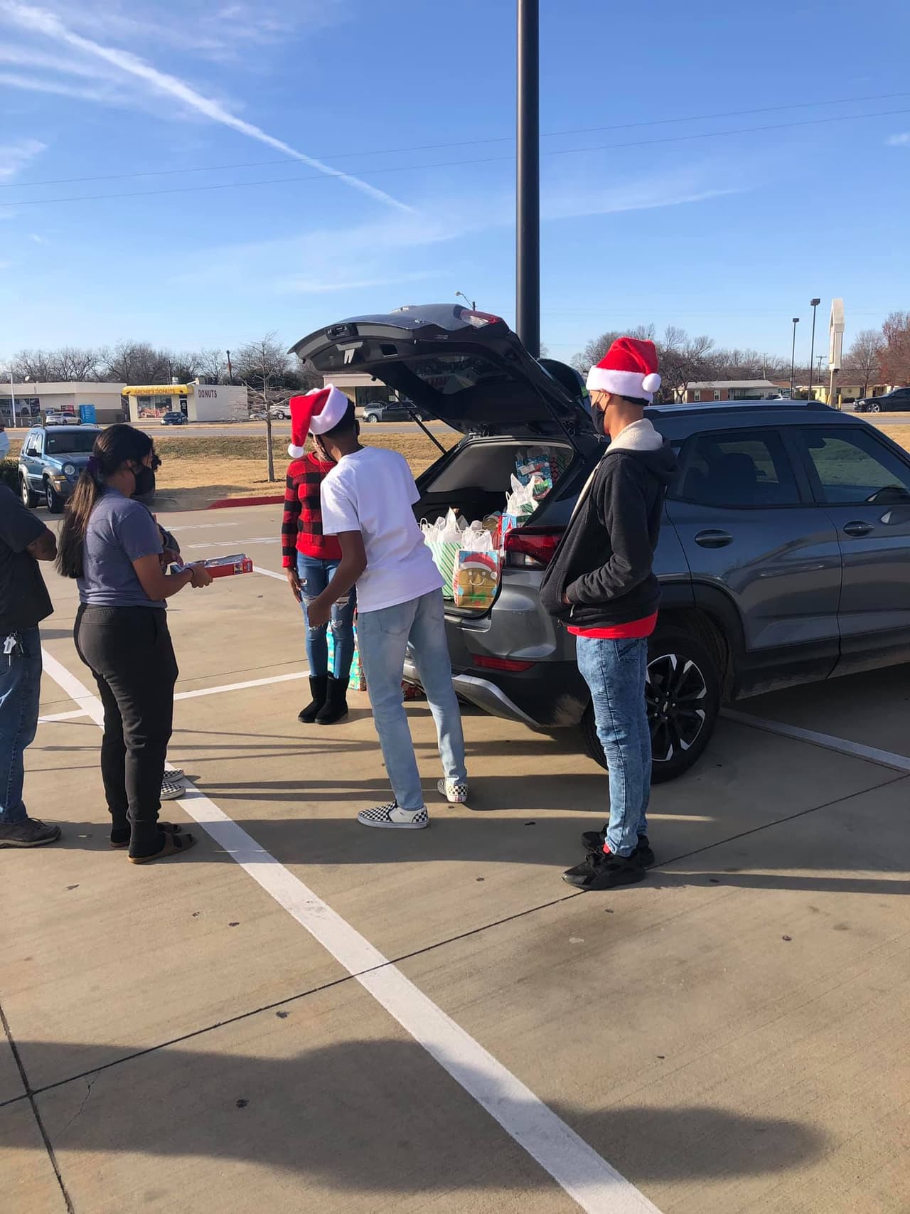 Kennard usó el dinero que ganó trabajando para comprar los regalos que repartió.
