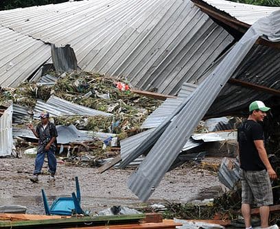 Clamor de ayuda. Durante la audiencia pública de los días miércoles en El Vaticano, el Papa Benedicto XVI mostró pesar por las víctimas de Guatemala a causa del paso de la tormenta Agatha y solicitó a la comunidad internacional que otorgue "una ayuda eficaz" a ese país centroamericano "para superar estos difíciles momentos".