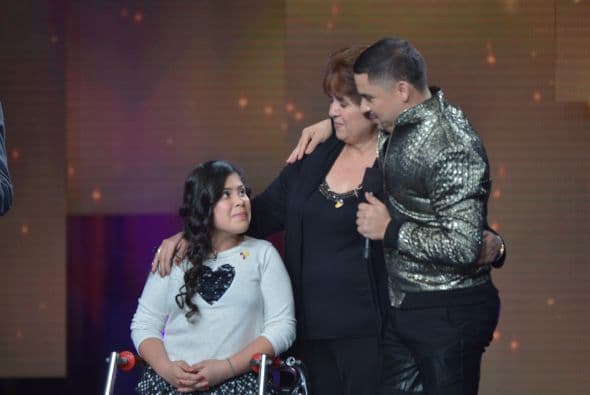 Cuando la hermana de Larry Hernández se negó a abortar un embarazo con complicaciones, el cantante le prometió que nunca estaría sola. Hoy cumple su palabra junto a Lupita, su sobrina, quien sufre de spina bifida. 