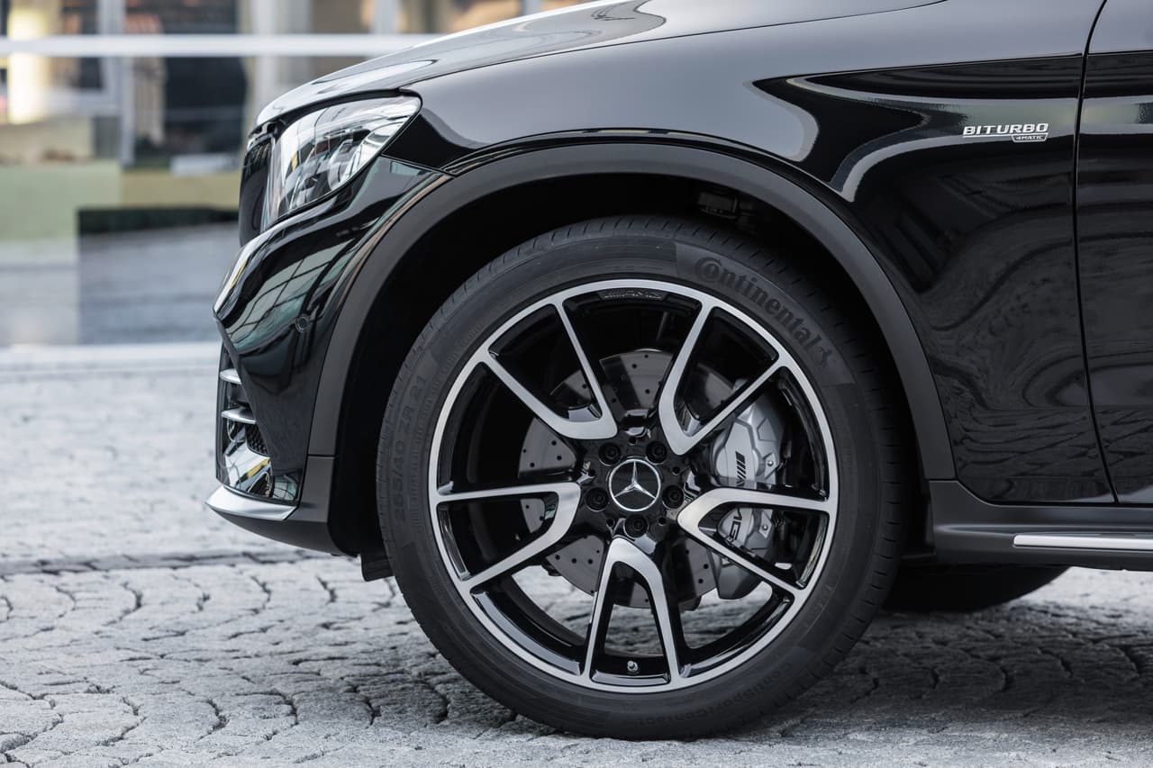 Uno de los detalles de mayor atractivo visual de la 
<b>Mercedes-AMG GLC43 Coupe</b> son sus ruedas de 20 pulgadas pintadas en negro súper brillante con detalles metálicos. El vehículo cuenta con varias opciones de ruedas de hasta 21 pulgadas.