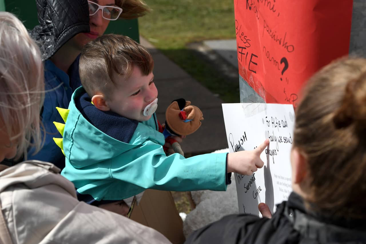 Los doctores sostuvieron ante las diversas instancias judiciales que evaluaron el caso desde diciembre que el proceso de erosión cerebral no tenía cura conocida y consideraron que sería "inhumano" mantenerle con vida.
<br>
