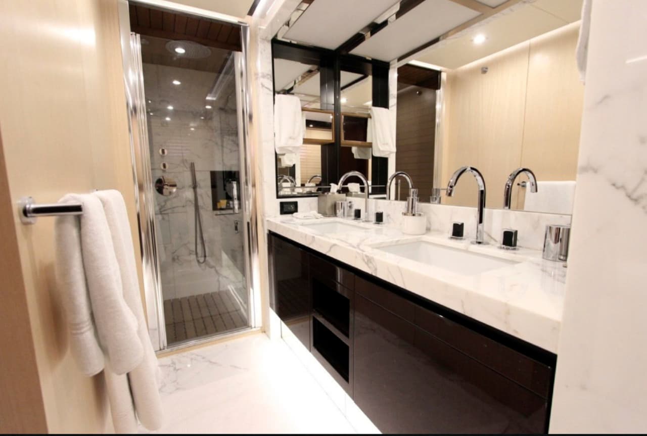 El lujo en el baño principal está a la altura del presente en las otras secciones de la embarcación con un diseño tan espectacular como si de un hotel cinco estrellas se tratase.