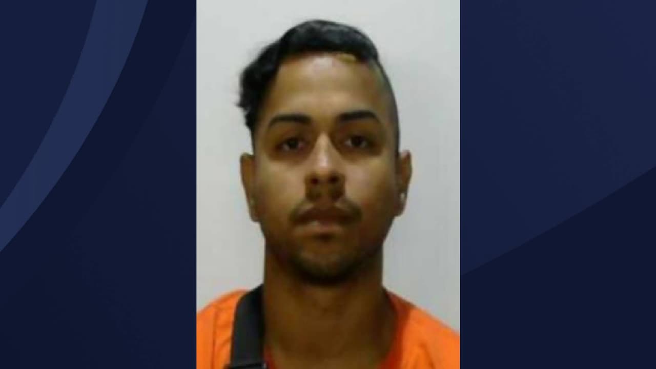 <a href="https://www.univision.com/local/puerto-rico-wlii/105-cargos-por-doble-asesinato-y-armas-contra-siete-individuos">Carlos Manuel "Wasa" Cotto Cruz</a> es buscado por Asesinato y Ley de Armas con una fianza de $2.5 millones. 
<a href="https://www.univision.com/local/puerto-rico-wlii/recompensa-para-capturar-a-fugitivo-puerto-rico">Las autoridades ofrecen una recompensa por su captura</a>.