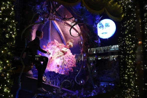 Las vitrinas navideñas de Saks FithAvenue están listas para ser admiradas por millones de visitantes. Con atuendos y accesorios lujosos que suman miles de dólares, las vitrinas se han convertido en un ícono de Nueva York. Mark Briggs, Jefe de Marketing y creativo para Saks Fifth Avenue, dijo en un comunicado que este año se han incorporado elementos nuevos , por lo que es una experiencia como ninguna otra ... una experiencia para recordar."