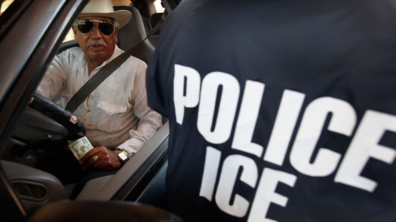 ICE contrata un servicio que le da acceso a datos de millones de placas de auto para investigar a los inmigrantes