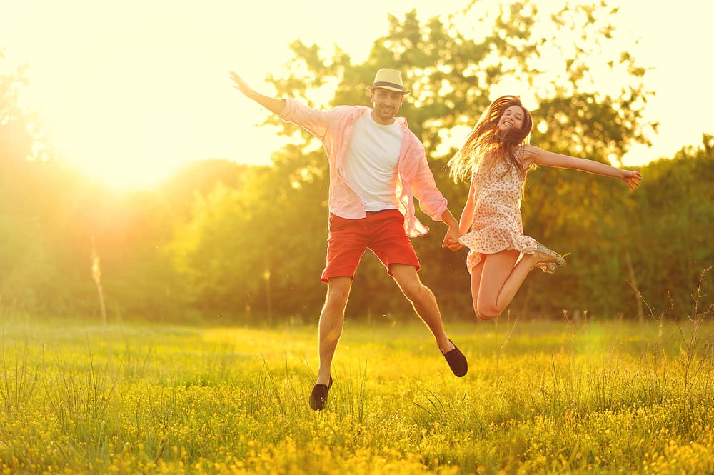 Sin embargo, por la acción de Venus, planeta del amor, en el signo ariano desde la primera semana de marzo los momentos de intimidad con una pareja sentimental serán muy gratificantes e inspiradores. A mediados de mes con la conjunción de tu regente y el Sol en el signo de Piscis, que es del elemento agua como el tuyo, se abren nuevas ventanas en tu horizonte emocional y estarás frente a situaciones muy interesantes, no previstas, que te causarán admiración y alegría.