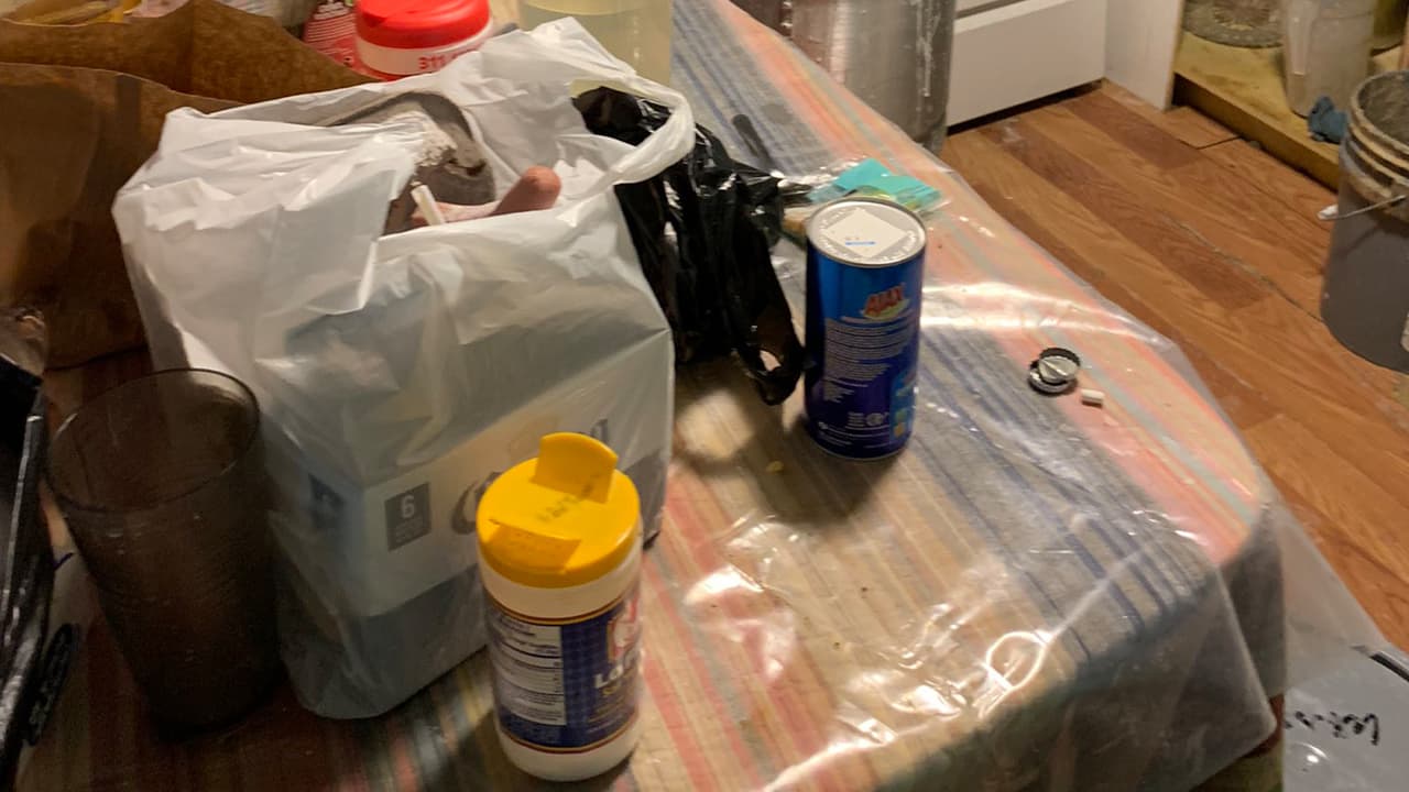 Los oficiales llegaron a casa de la mujer ubicada en la cuadra 11500 de Scenic River Drive y descubrieron que la mujer tenía una fábrica de drogas dentro de la casa.