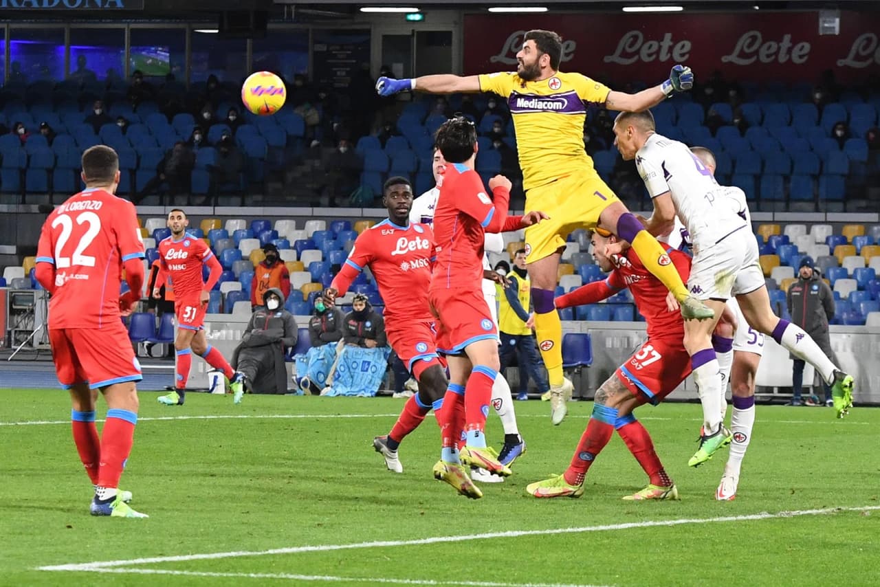 Napoli cae 5-2 ante la Fiorentina en tiempos extra y con 9 hombres, durante Octavos de Final y queda fuera de la Coppa Italia. Dries Mertens y Andrea Petagna fueron los que dieron goles a los locales, mientras que para la Fiore descontaron Vlahovic, Biraghi, Venuti, Piatek y Maleh. EL mexicano Hirving Lozano llevaba 20 minutos en cancha cuando propinó tremendo planchazo y salió expulsado.
