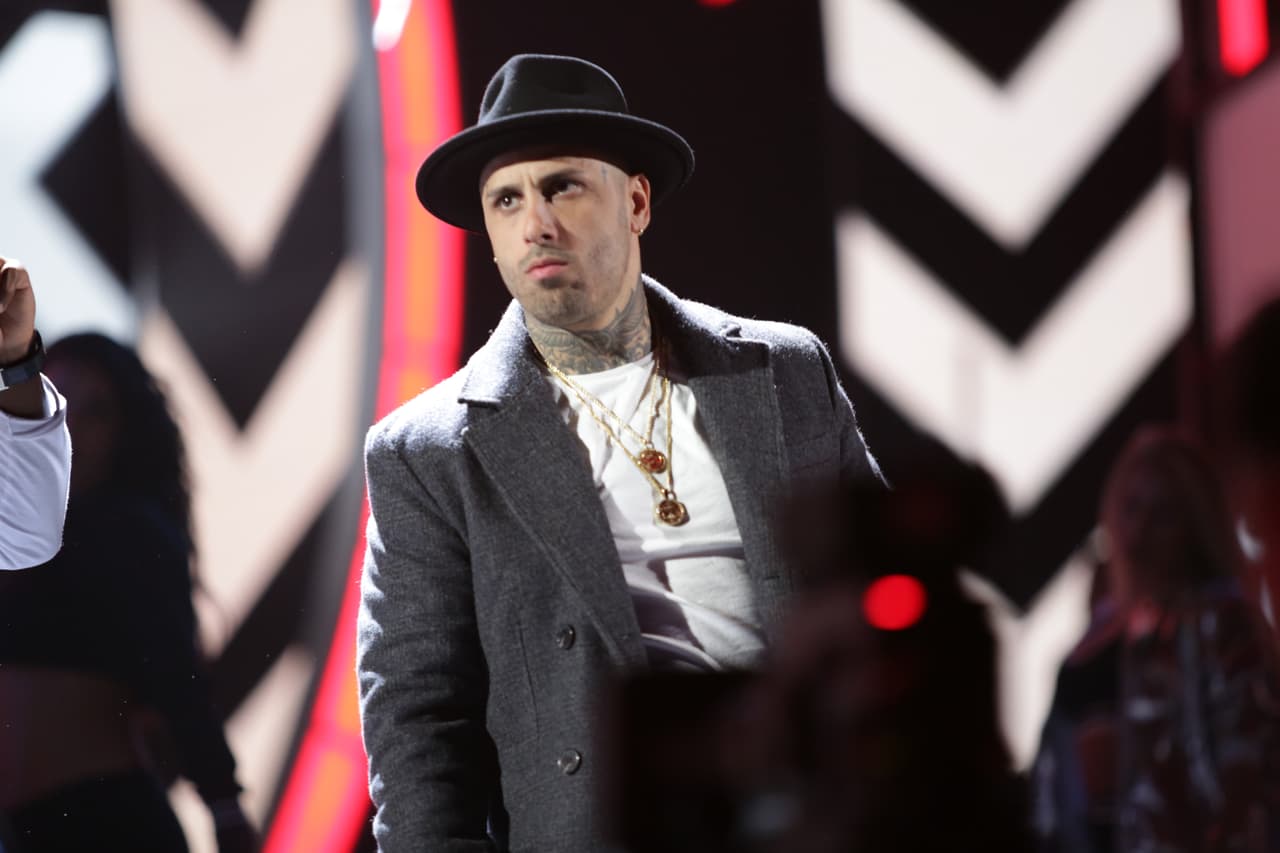 Su nombre artístico viene gracias a una persona de la calle, que en forma de broma lo llamo así y aunque al intérprete no le gusto mucho al principio decidió adoptarlo gracias a la buena respuesta de la gente.