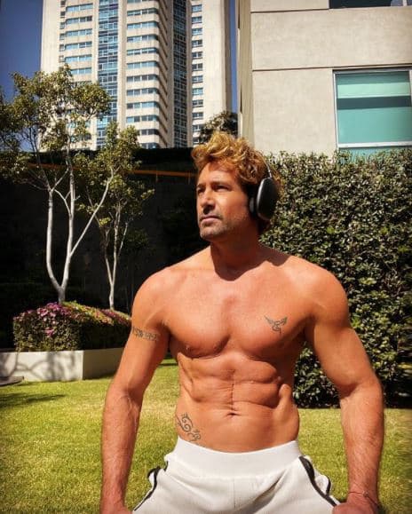 Otro par de galanes que comparten la misma edad es 
<b>Gabriel Soto</b> y 
<b>Sebastián Rulli</b>, puesto que ambos tienen 46 años. Sólo que el protagonista de 'Soltero con hijas' (2019) nació el 17 de abril y el argentino el 6 de julio.