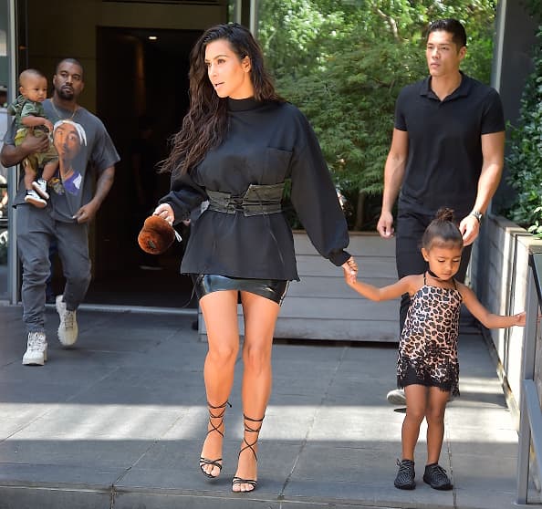 Kim Kardashian, de 38 años de edad, tal vez la descendiente más famosa y querida del clan, ha tenido tres matrimonios: con Damon Thomas, del año 2000 a 2004. Kris Humphries, de 2011 a 2013 y con su actual marido, que es Kanye West desde 2014.