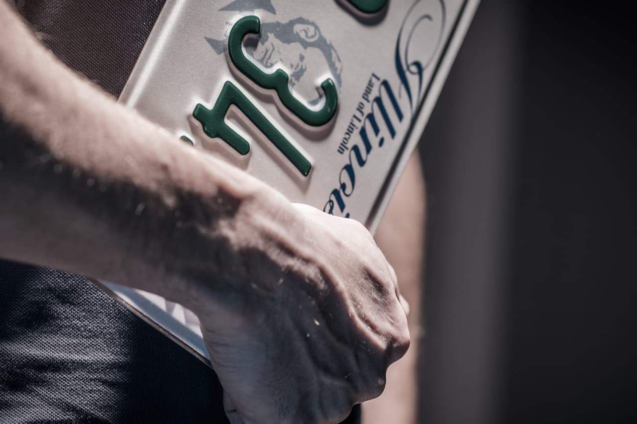 Esto dicen las polémicas placas personalizadas que no circularán en las calles de Illinois