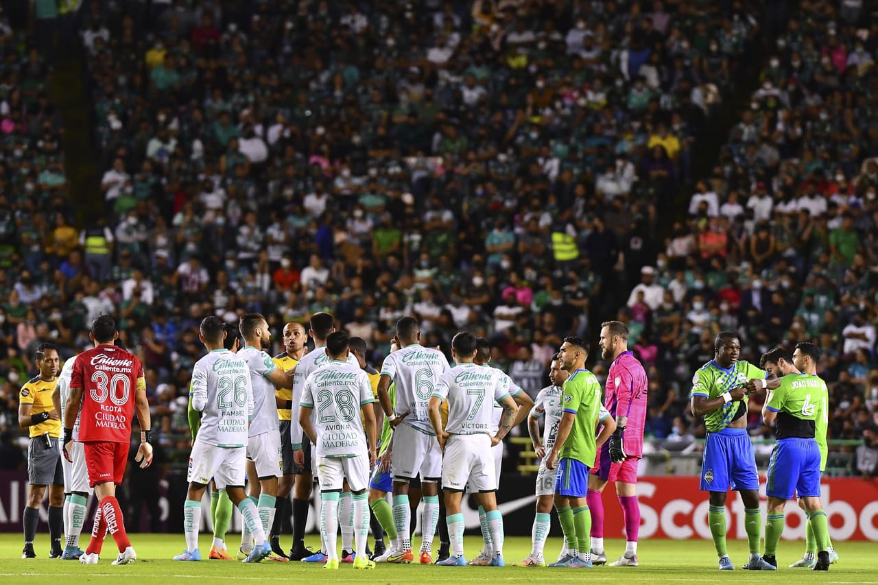 Al 64', el árbitro detenía las acciones para ejecutar el protocolo antidiscrminatorio de la FIFA ante la presencia del 'grito prohibido' en las gradas del Estadio León.