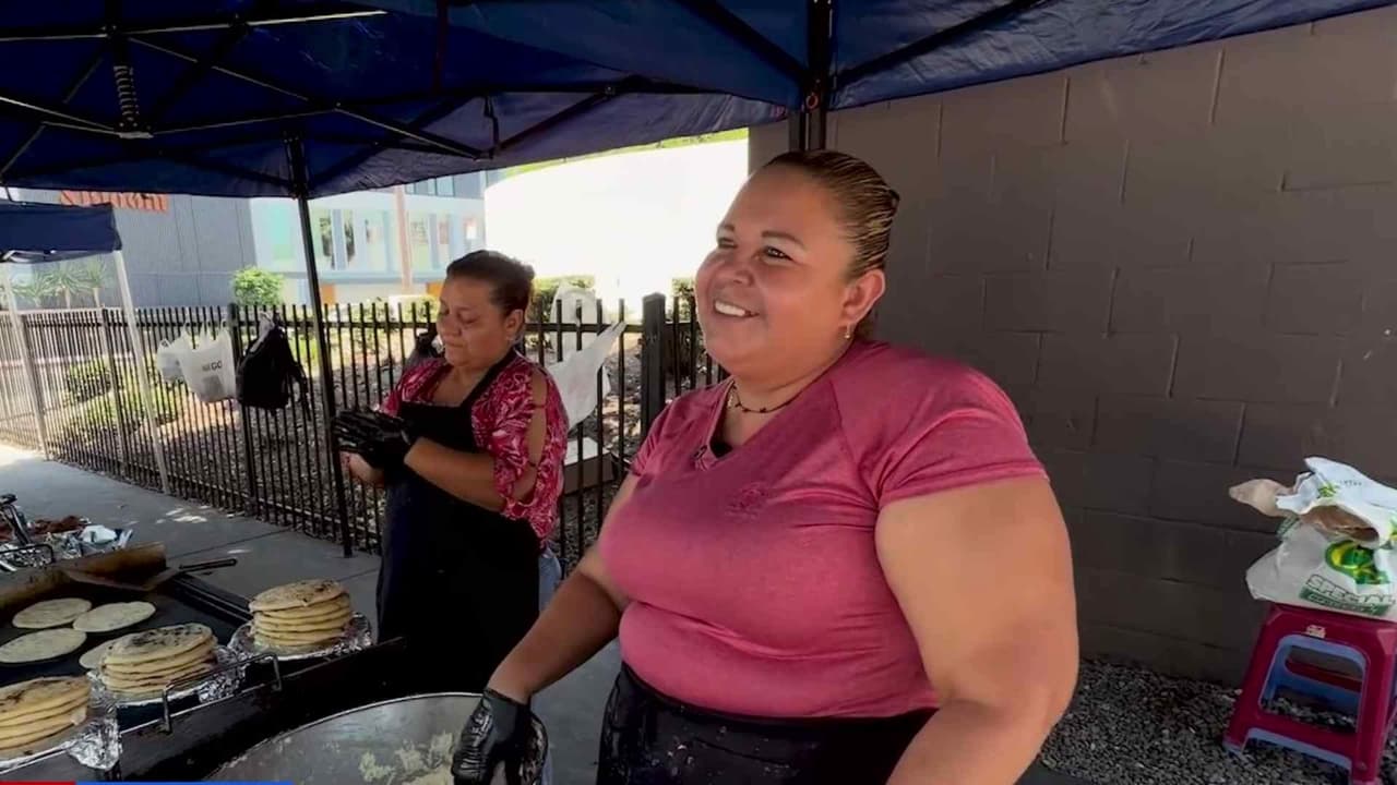 María sale a vender pupusas pese al miedo por las redadas en Los Ángeles