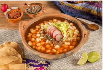 El 
<b>pozole</b>, una sopa que se sirve en México tradicionalmente por estas fechas a base de grano de maíz es ideal si tienes muchos invitados, ya que se suele cocinar en grandes cantidades. Para darle un toque diferente puedes acompañarla de lechuga y repollo en tiras, rabanitos, aguacate, orégano y limón.
<br>