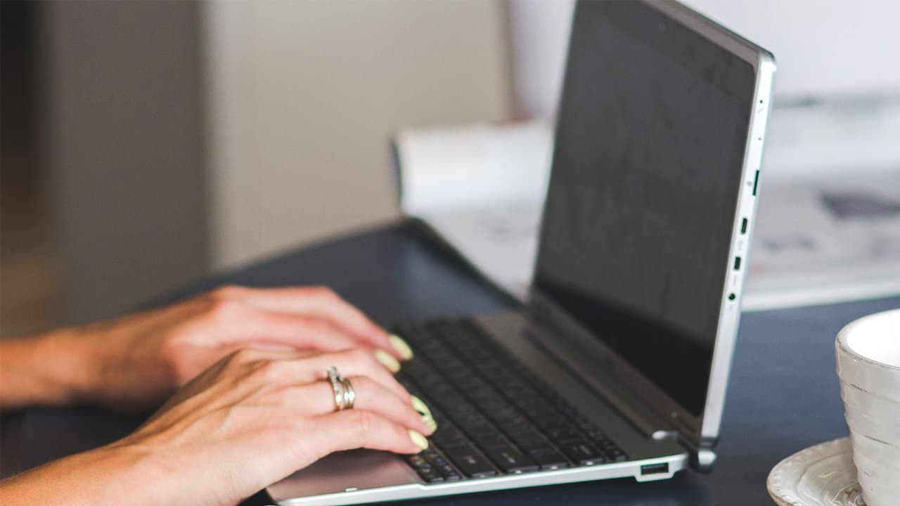 <b>Método Free File</b>
<br>Para utilizar el método Free File o los formularios imprimibles del IRS debes haber tenido un Ingreso Bruto Ajustado de $73,000 o menos en el año fiscal.
<br>Puedes usar este método si te sientes seguro para presentar tu propia declaración.
<br>En
<a href="https://www.irs.gov/es/filing/free-file-do-your-federal-taxes-for-free" target="_blank">este enlace</a> puedes obtener más información.