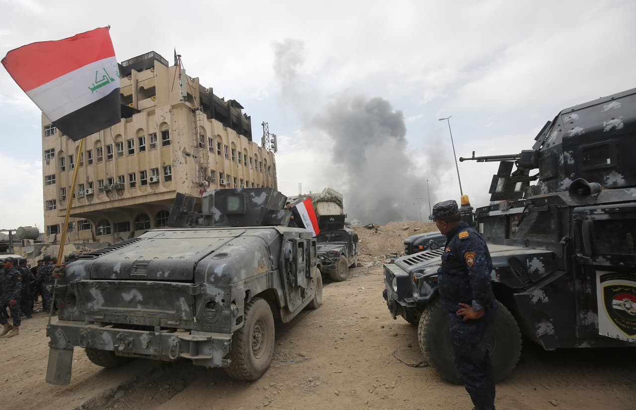 Los miembros de la policía federal iraquí se reúnen en la Ciudad Vieja de Mosul el 8 de julio de 2017, luego de que su parte de la batalla ha sido declarada cumplida, mientras que otras fuerzas aún continuaban luchando contra los yihadistas del Estado Islámico (ISIS) en la ciudad.