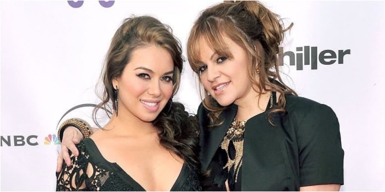 El juicio fue difícil para la familia Rivera: "Imagínate, escuchar cosas de ese tipo, pues
<b> te duele como madre, como hermana y ser humano, </b>son cosas que sí te destrozan el corazón. Hago lo posible por ser fuerte, pero llega un momento en el que te quiebras", expresó Jenni Rivera en El Gordo y La Flaca.
<br>