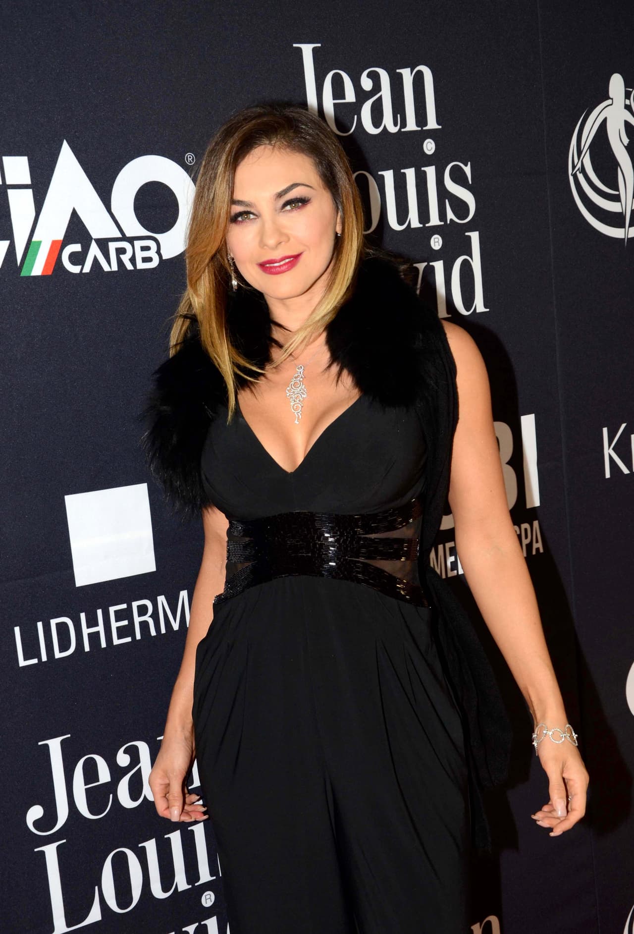 Y se ha dejado ver con el pelo liso, pero igual de bella.