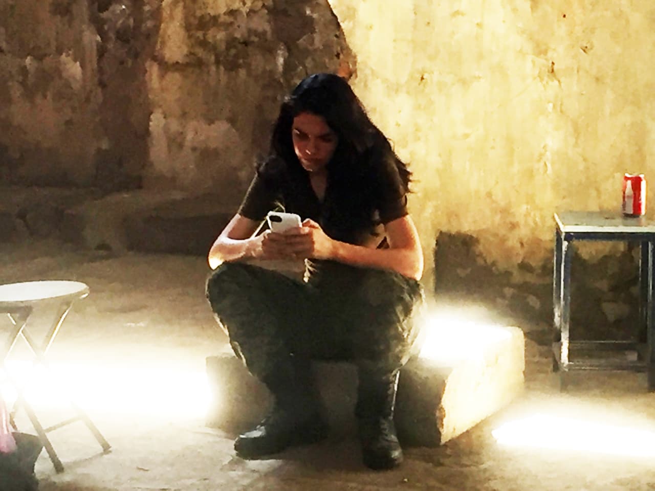 Tras una intensa escena, Livia Brito se tomó un tiempo para repasar las escenas.