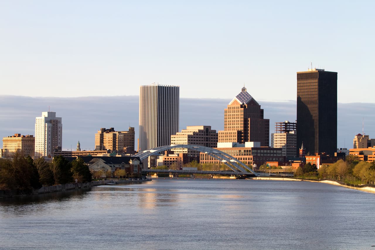 <b>Rochester, NY: </b>Con un tiempo de venta promedio de 9 días, Rochester también se destaca como un mercado inmobiliario muy activo. Los compradores deben estar preparados para tomar decisiones rápidas en esta ciudad.