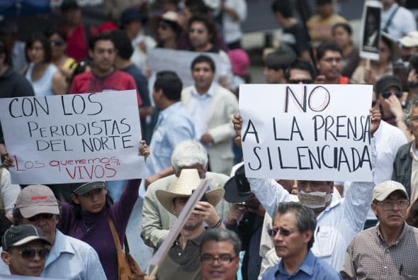 "Para garantizar que los periodistas trabajen en zonas tan calientes como Michoacán, el gobierno debe darles protección. Y si no puede ser con seguridad, al menos que lo haga con apoyo económico", reclama Juan Ignacio Salazar, jefe de corresponsales de Cambio.