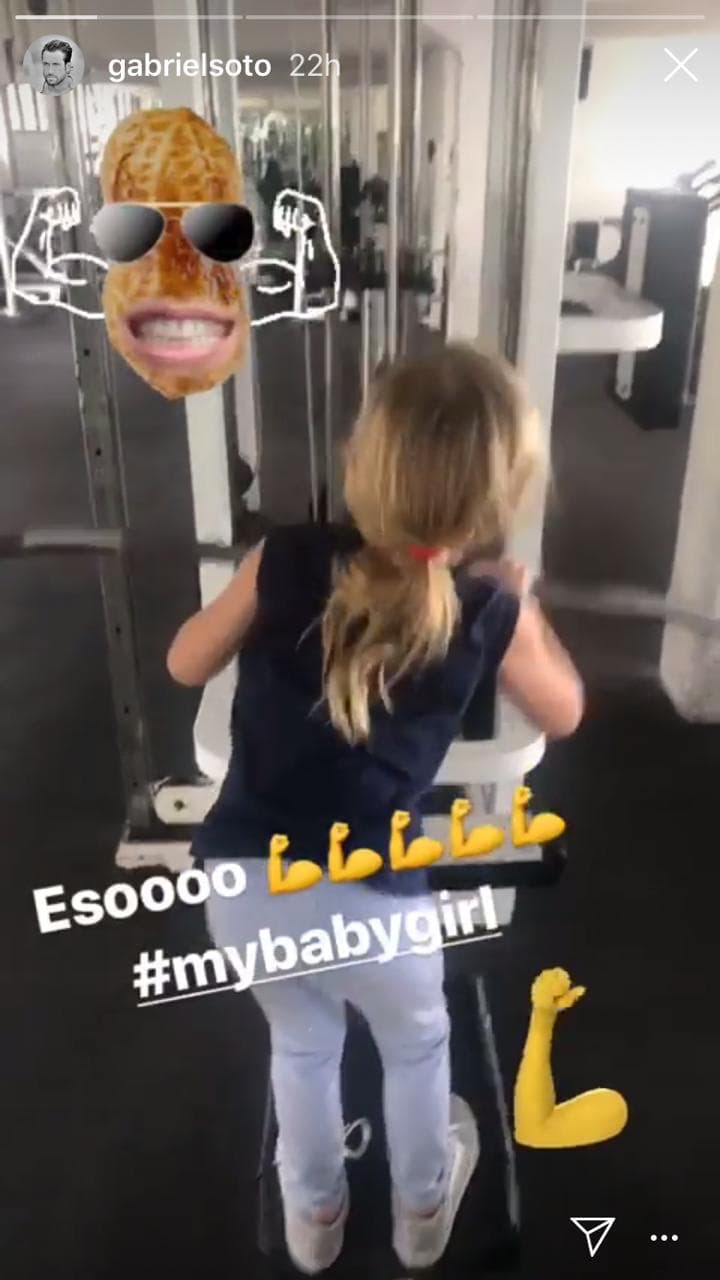 Además, mostró que sus pequeñas también lo acompañan a ejercitarse. En esta imagen, se ve a Miranda en los aparatos del gimnasio.