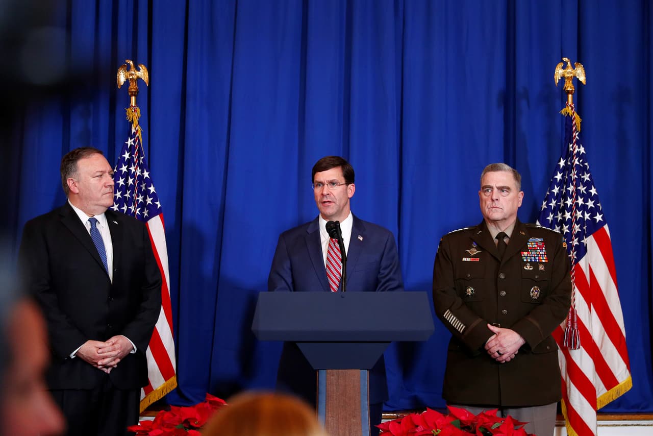 El secretario de Defensa, Mark Esper, habla a la prensa desde el resort Mar-a-Lago en Florida junto al secretario del Departamento de Estado, Mike Pomeo (a su derecha) y el general del Ejército, Mark Milley.