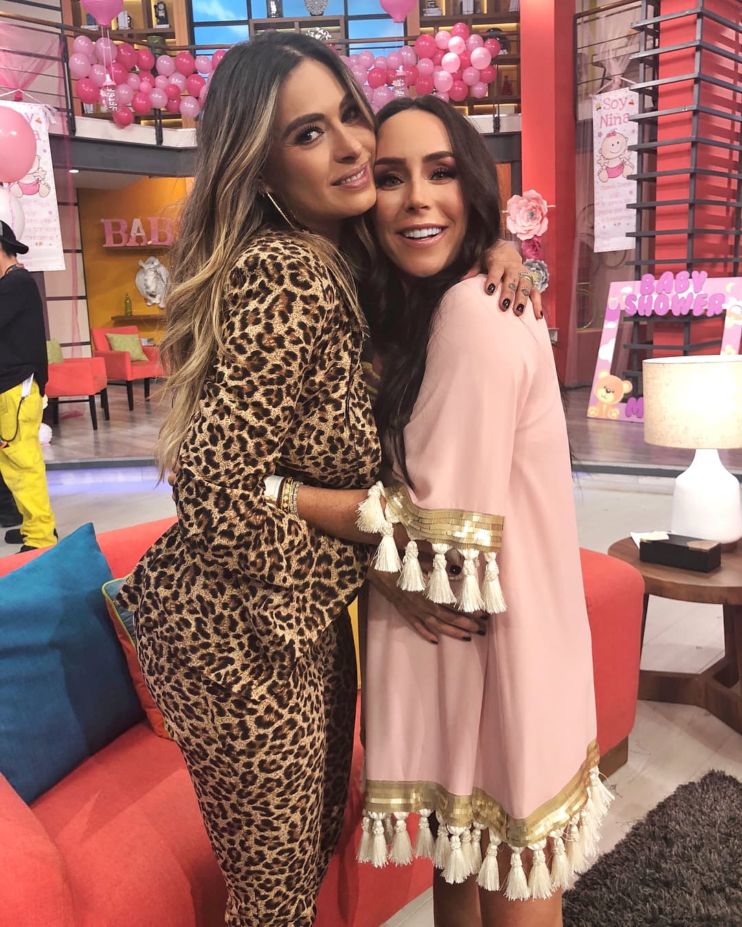 A través de un breve comunicado en Instagram dio detalles sobre su situación legal: "Esta tarde diversos medios de comunicación informaron sobre una orden de aprehensión librada en contra mía, de mi esposo y otras personas. 
<b>No hemos tenido acceso a esa orden ni a las pruebas que la justifiquen.</b> Únicamente a reportes de prensa con 
<b><a href="https://www.univision.com/famosos/ines-gomez-mont-esposo-orden-de-aprehension-presunto-fraude">información parcial y dolosamente filtrada</a></b>".