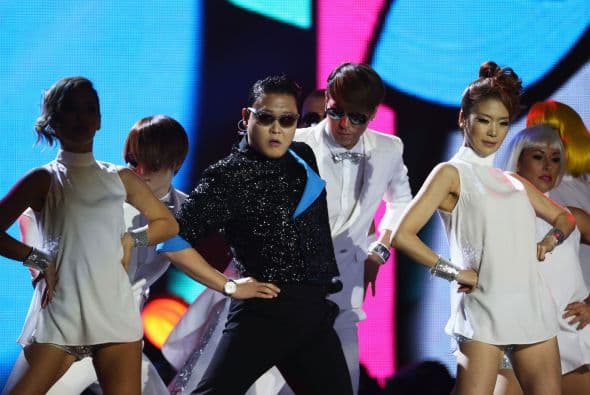 Youtube y sus videos virales: Este 2012 algunos videos causaron sensación en todo el mundo y la lista estuvo encabezada inevitablemente por Psy, el cantante coreano del “Gangnam style”, que fue reproducido casi 1,000 millones de veces, seguido por el grupo Walk off the Earth, con el cover de “Somebody that I used to know”, de Gotye, tocado por los cinco integrantes de la banda con una sola guitarra. En tercer lugar se colocó el video “Kony 2012”, que fue parte de la campaña viral para poner al acusado de crímenes de guerra Joseph Kony ante la Justicia.