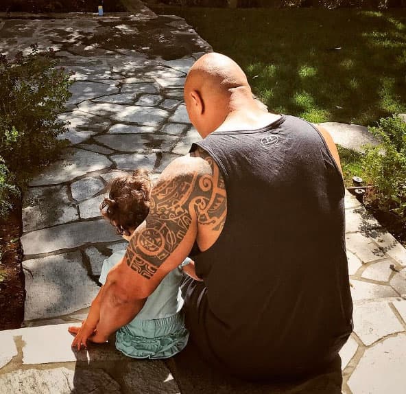Dwayne Johnson 'The Rock', leyéndole a su adoración, Simone Alexandra.