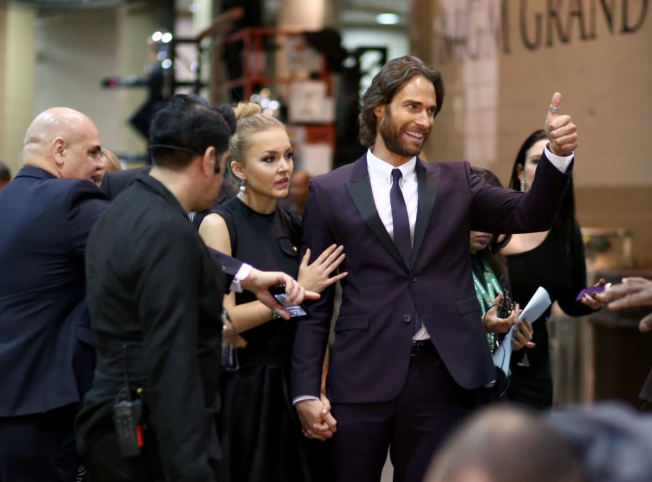 ¡Corre Angelique! Esta hermosa parejita llegó apresurada a la ceremonia en 2014.