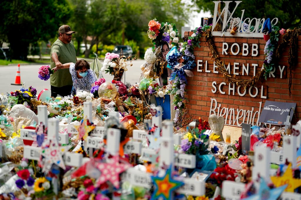 Maestros retirados de la escuela visitan el memorial para honrar a las víctimas de la escuela primaria Robb de Uvalde en julio de 2022.