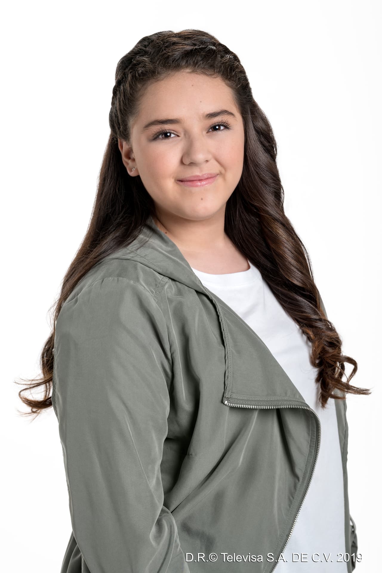 <b>Macarena Oz</b> interpretará a Lisset Bernal, hija de Paola y Carlos. La joven crecerá sin el apoyo de sus padres y será víctima de bullying, en especial del que le hace su madre debido a su sobrepeso.