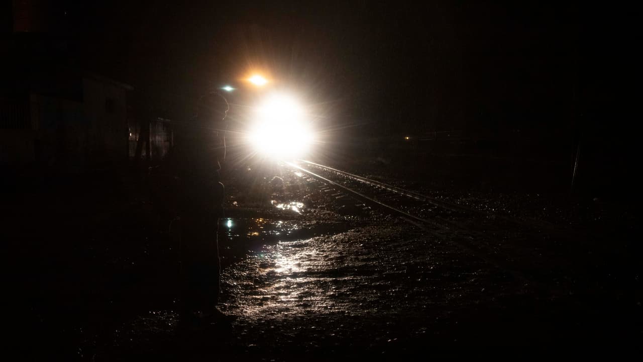 Los pocos trenes que pasan lo hacen en las noches, lo cual dificulta la labor humanitaria de Las Patronas.
<br>