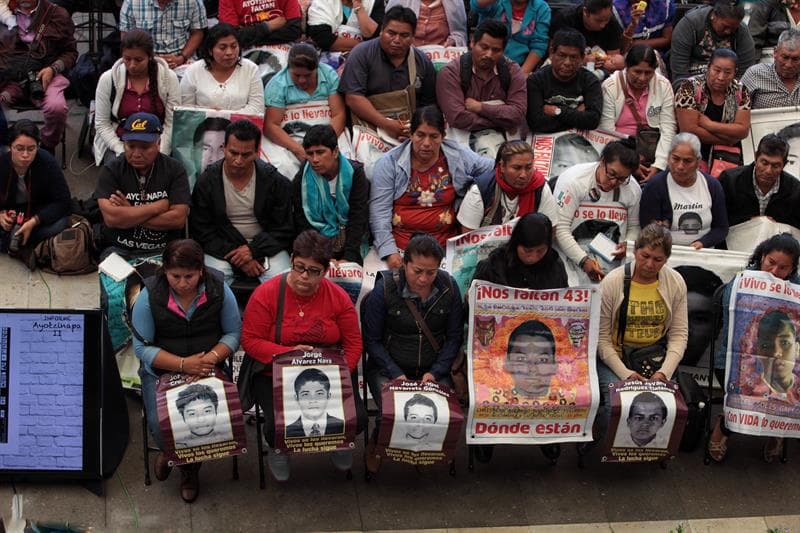 Padres de Ayotzinapa exigen permanencia de expertos de la CIDH y llaman a movilización