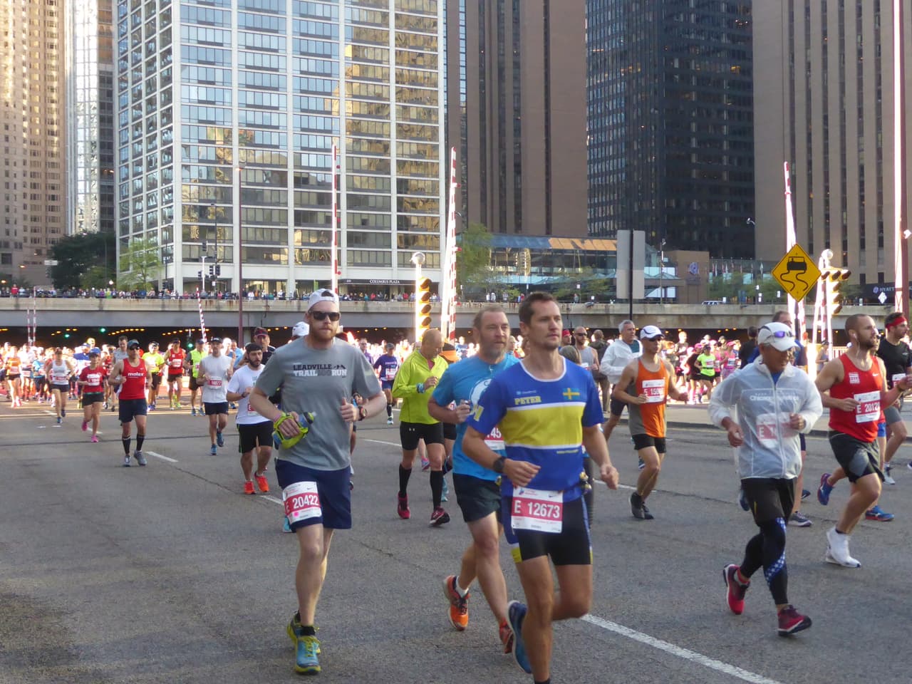 Los corredores recorren una ruta de 26 millas que pasa por 29 vecindarios de Chicago.