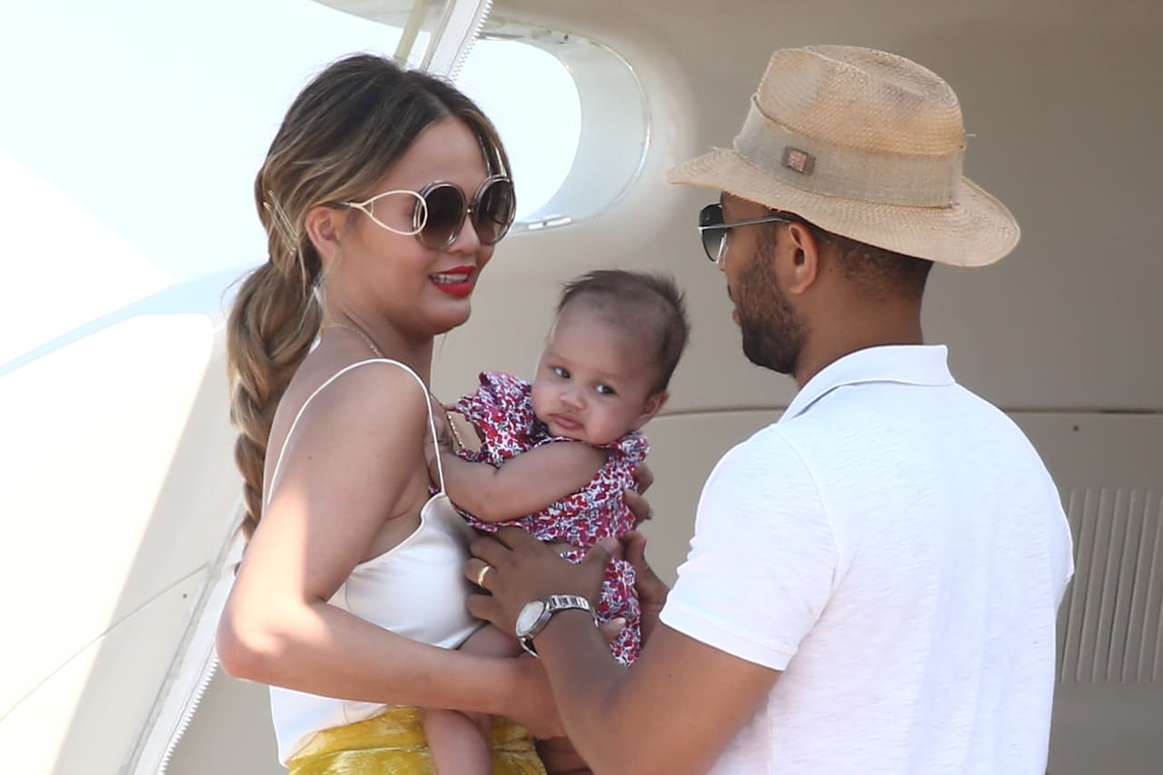 John también quería pasar tiempo con su bebita.