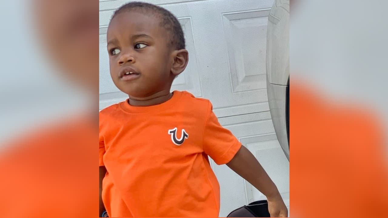 <b>A las 9:15 p.m. de ese miércoles</b>, el padre de Taylen,
<b>Thomas Mosley</b>, llegó a casa de su madre con cortadas en las manos y en los brazos y fue a un hospital donde permanece internado.
<br>
<br>La madre de Pashun se preocupó
<b> la mañana del 30 de marzo</b> tras no saber de su hija, quien la llamaba todas las mañanas.
<b>A las 2:30 p.m. de ese jueves</b>, la familia llamó a la administración del complejo residencial Lincoln Shores para que chequearan si Pashun estaba bien.