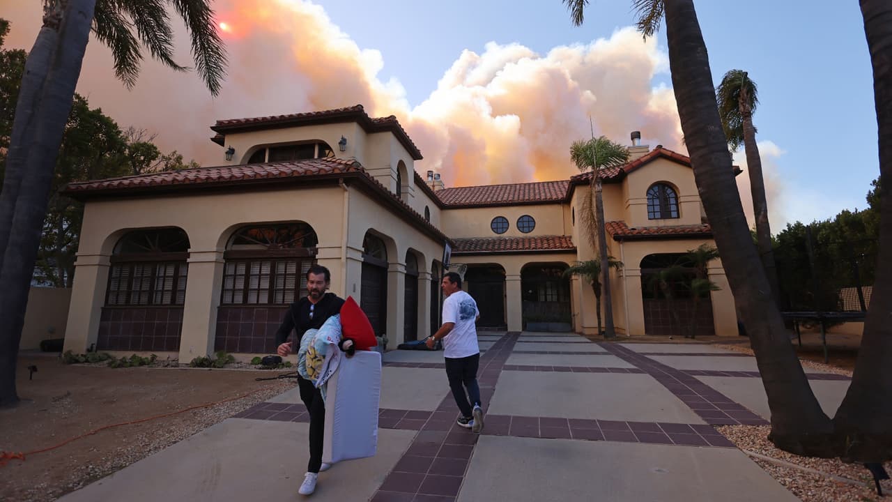 Aprueban ordenanza que prohíbe desalojar a quienes hospedaron a desplazados por incendios en LA