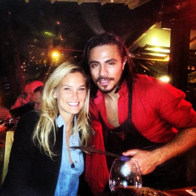 La modelo Bar Refaeli dejó de se runa de las personas más atractivas del mundo, cuando posó junto al chef más sexy del Internet.
<br>